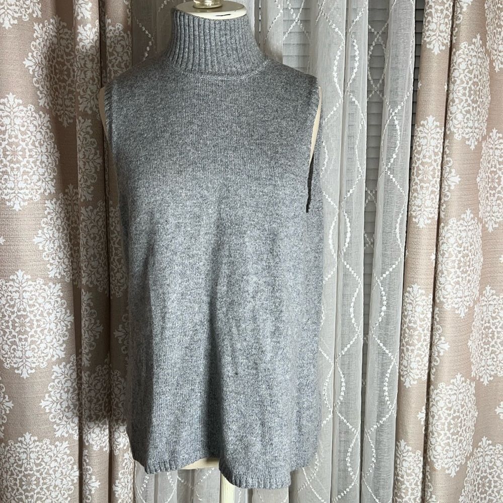 Womens Chicos mock turtleneck sleeveless top. Chicos Size 2 (medium)